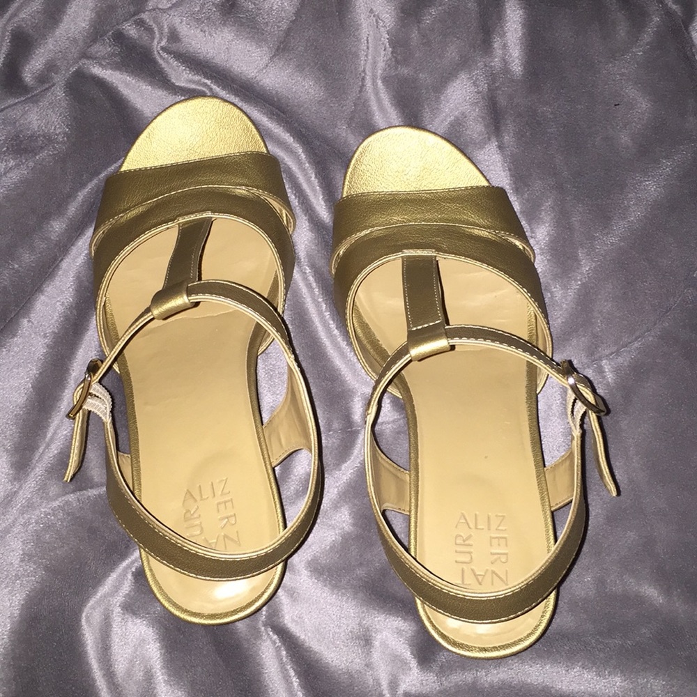 Gold Strappy Naturalizer Wegdes